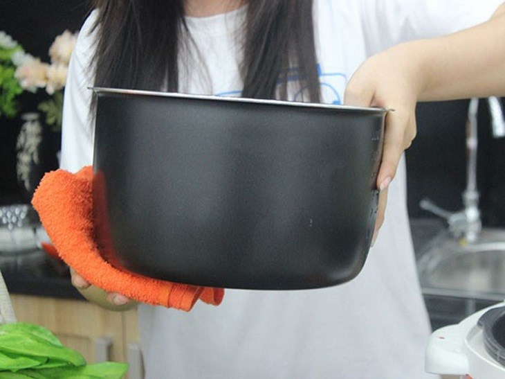 Lau khô nồi trước khi cắm điện