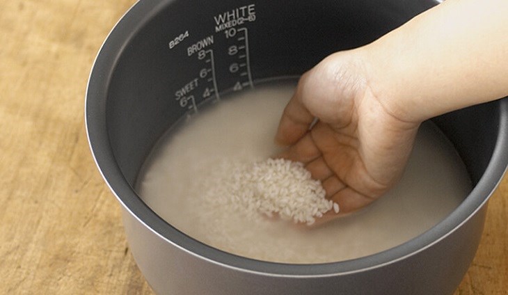 Không chà xát mạnh lên lòng nồi cơm điện