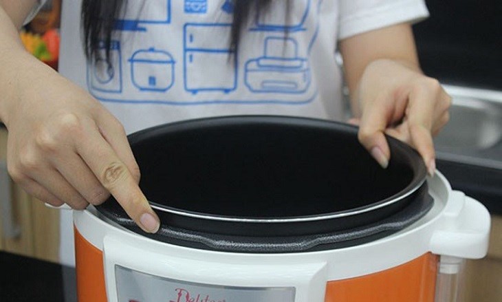 Bạn nên sử dụng bằng 2 tay khi đặt lòng nồi vào nồi cơm điện