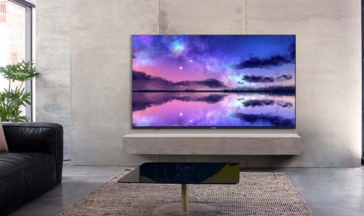 Đặt vị trí Android Tivi Sharp 4K 55 inch 4T-C55EK2X phù hợp với tầm nhìn của các thành viên trong gia đình và không gian căn phòng