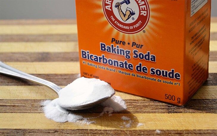 Cleaning the steam iron with baking soda