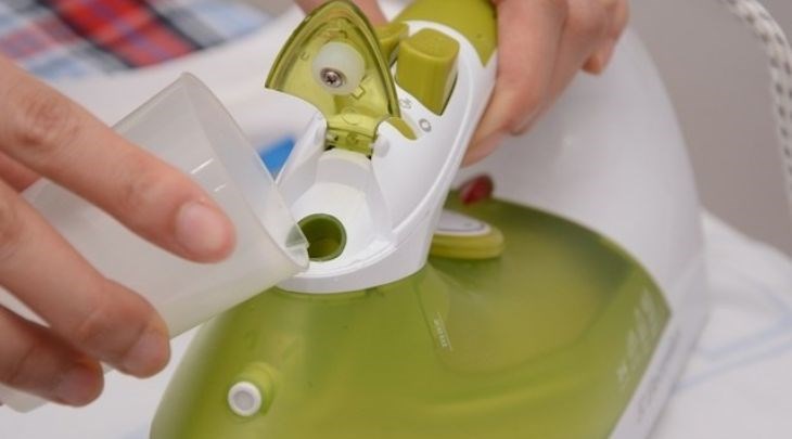 Mách bạn cách vệ sinh bàn ủi hơi nước đúng cách