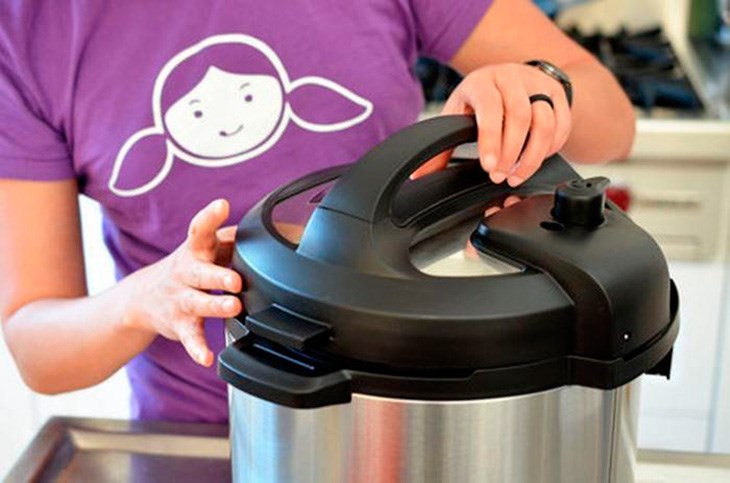 Tuyệt đối không mở nắp nồi đột ngột trong quá trình nấu