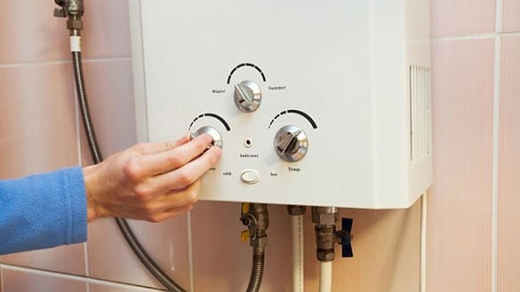 Bật máy nước nóng cả ngày làm tiêu tốn rất nhiều điện năng