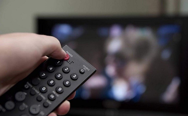 Tắt tivi bằng remote và tắt nút nguồn tivi khi không sử dụng để duy trì tuổi thọ của sản phẩm
