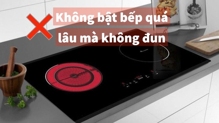 Bạn cần tránh bật bếp quá lâu mà không đun