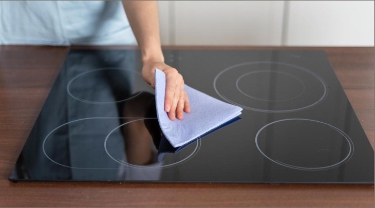 Bạn nên lưu ý sử dụng khăn khô khi vệ sinh bếp hồng ngoại để đảm bảo an toàn