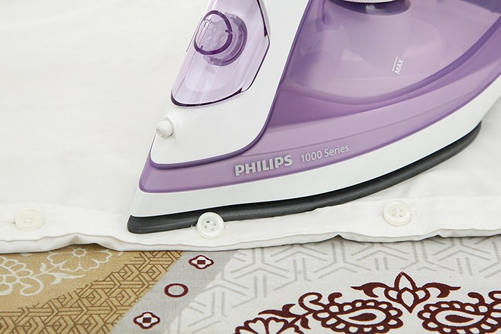 Bàn ủi hơi nước Philips DST1040/30 2000W giúp là quần áo nhanh chóng, mềm vải