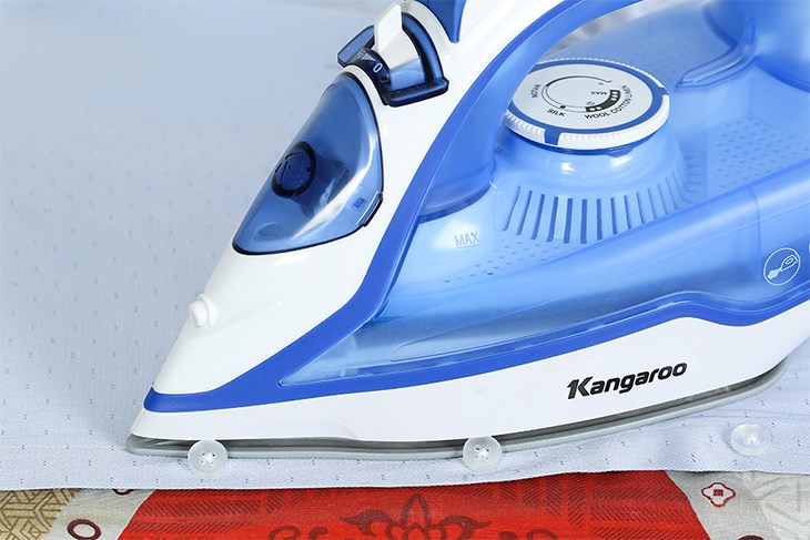 Bàn ủi hơi nước Kangaroo KGSI2200 2200W sở hữu công suất lớn, khả năng làm bóng bàn ủi nhanh chóng