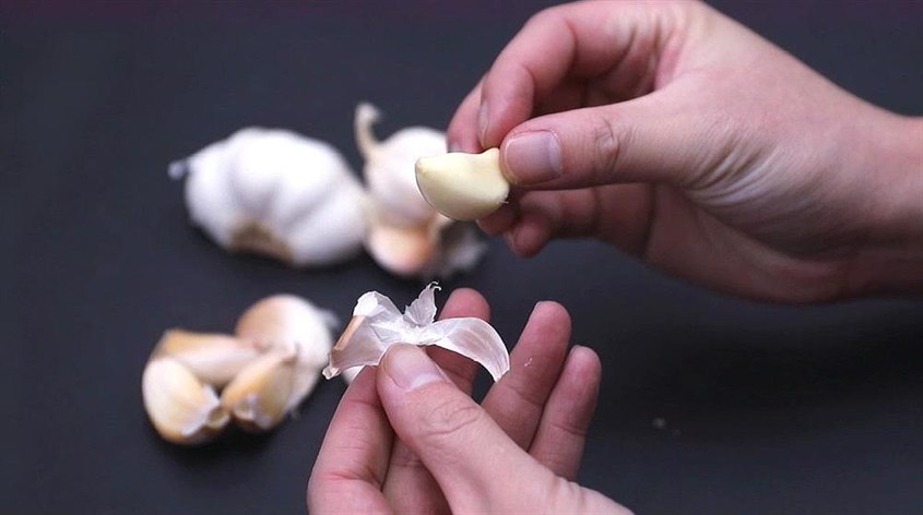 Bạn có thể sử dụng lò vi sóng để loại bỏ lớp vỏ của tỏi dễ dàng hơn