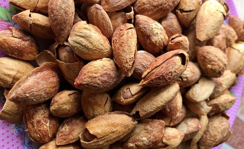 Bạn nên sử dụng lò vi sóng để làm khô vỏ hạnh nhân, giúp dễ tách vỏ hơn