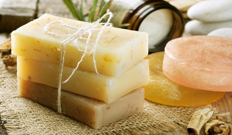 Bạn có thể sử dụng lò vi sóng để đun chảy vụn xà phòng, tạo nên cục xà phòng mới 