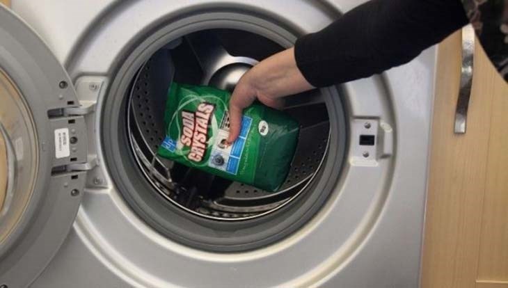 Bạn đổ bột vệ sinh máy giặt chuyên dụng vào trong lồng máy