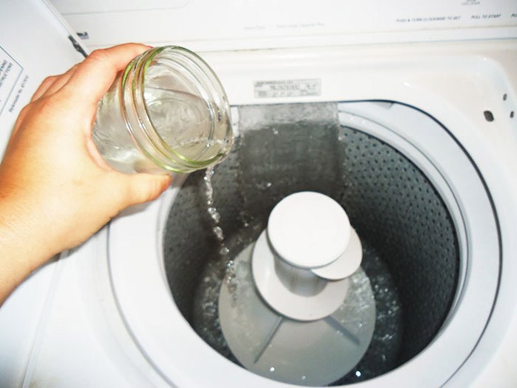 washing clothes with vinegar