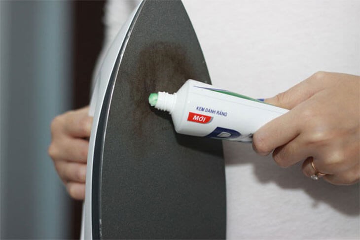 Sử dụng kem đánh răng để lau sạch bề mặt bàn ủi, hạn chế gỉ sét