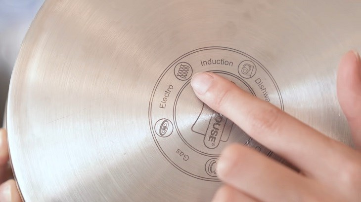 Thông tin về khả năng sử dụng trên bếp từ của sản phẩm thường được ghi trên chính sản phẩm