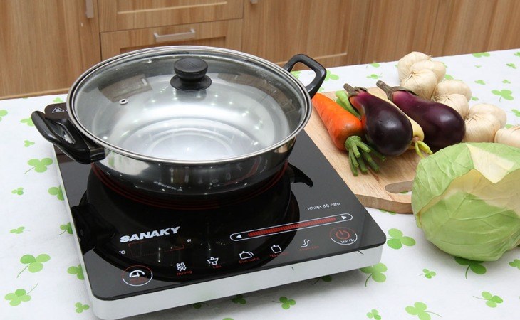 Bếp hồng ngoại Sanaky SNK2102HG có thể nấu được với nhiều loại nồi chảo, giúp tiết kiệm chi phí
