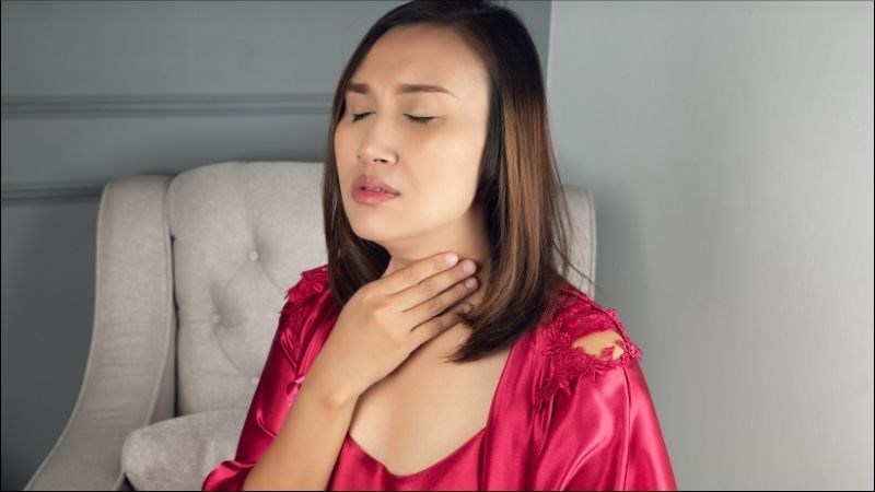 Khàn giọng được nhận diện qua việc thay đổi âm sắc của giọng nói từ trong trẻo sang thô ráp