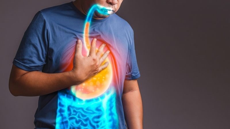 Acid dạ dày theo luồng trào ngược đôi khi có thể gây tổn thương đến dây thanh gây ra khàn giọng