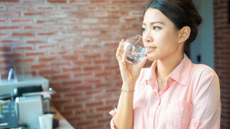 Uống nước cũng là cách chữa trị khàn tiếng mức độ nhẹ