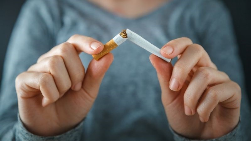 Bỏ hút thuốc lá giúp phòng tránh khàn giọng