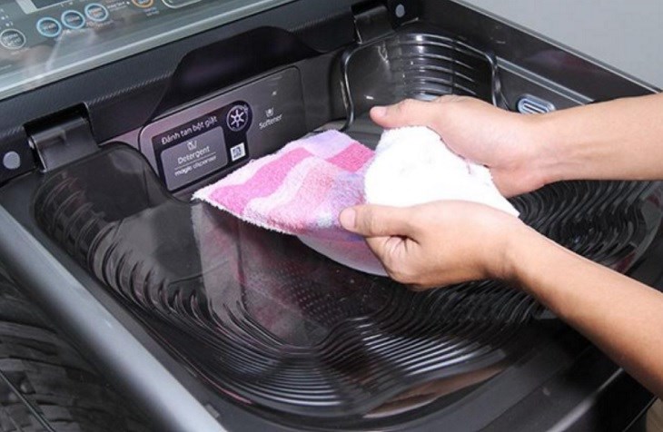 Khay giặt tay Activ Dualwash giúp bạn xử lý sơ vết bẩn trên quần áo tiện lợi