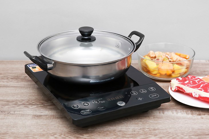 Người dùng không nên di chuyển bếp từ BlueStone ICB-6609 khi đang nấu để tránh bị bỏng