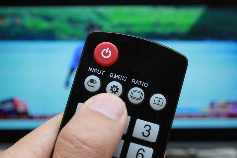 Nếu trên remote của bạn có nút Q.MENU có ký hiệu hình bánh răng, bạn có thể bấm vào nút này để chọn.