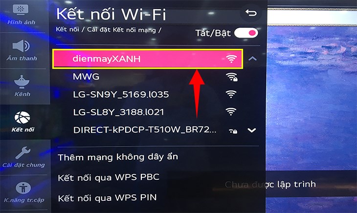 Tivi LG sẽ tìm kiếm các mạng Wi-Fi ở gần. Sau khi danh sách hiển thị, bạn dùng các phím điều hướng trên remote để chọn Wi-Fi muốn kết nối với tivi