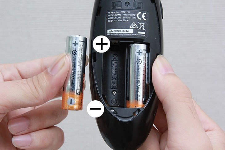 Lắp pin cho remote đúng cách để thiết bị hoạt động ổn định và an toàn