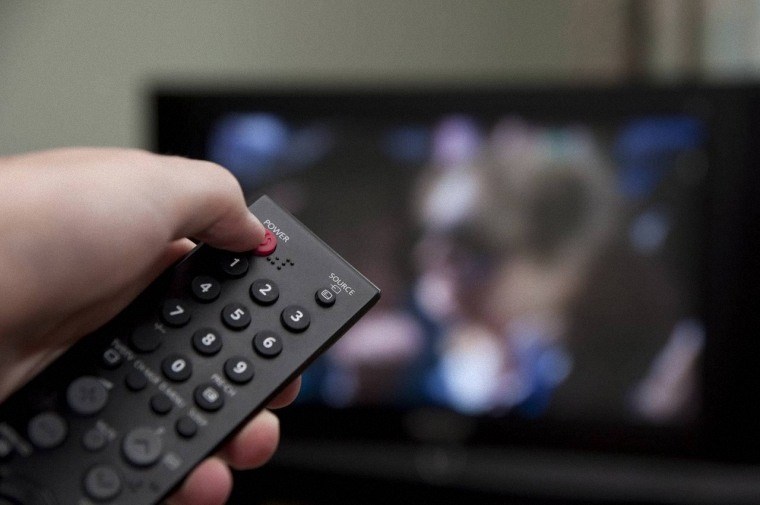 Do không thể điều khiển tivi bằng remote, bắt buộc phải khôi phục cài đặt gốc cho tivi bằng phím cứng