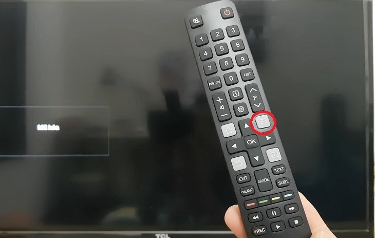 Bạn nhấn vào nút Menu (biểu tượng 3 dấu gạch) trên remote tivi để chọn mục Thiết lập