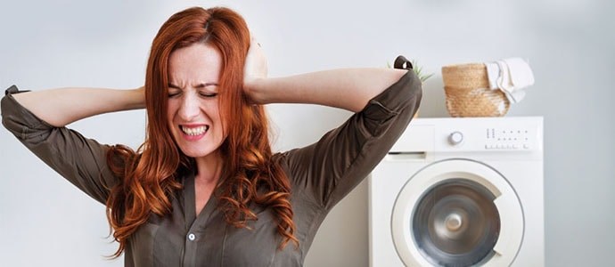 Khi máy giặt bị lệch tâm, máy sẽ rung lắc rất dữ dội và tạo ra tiếng ồn khó chịu