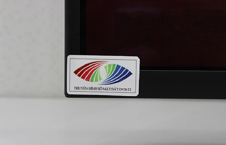 Tem dán truyền hình số mặt đất với logo DVB-T2 sẽ được dán ở 1 góc của tivi