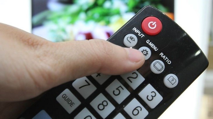 nhấn nút qmenu trên remote