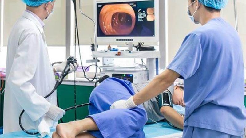 Nội soi trực tràng để kiểm tra triệu chứng đau hậu môn