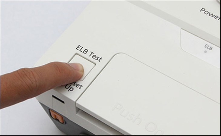 Bạn nhấn nút ELB TEST để kiểm tra chế động chống giật