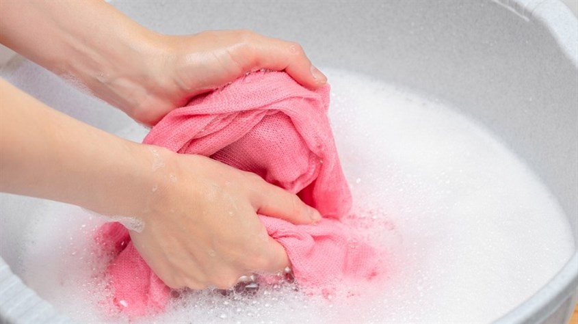 Sau khi tẩy rửa xong, bạn nên giặt lại với nước giặt cho sạch