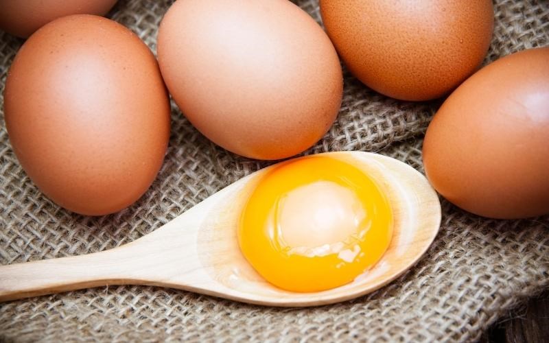 Lòng đỏ trứng gà cũng có tác dụng loại bỏ vết bẩn cà phê