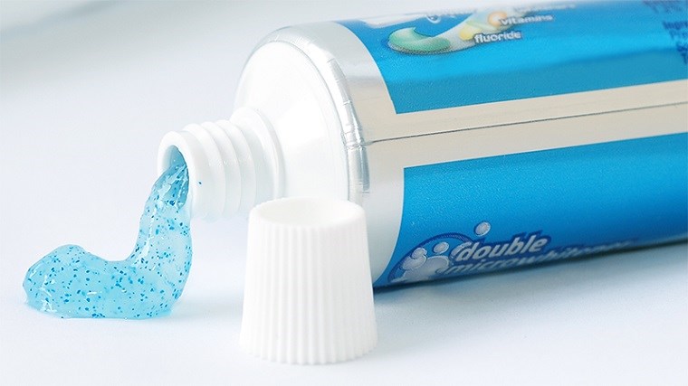 Trộn một ít kem đánh răng và bột giặt lên vết bẩn rồi chà nhẹ để mực phai đi