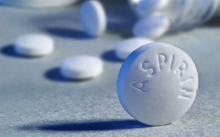 Thuốc Aspirin có chứa các hoạt chất giúp tẩy trắng vết ố vàng