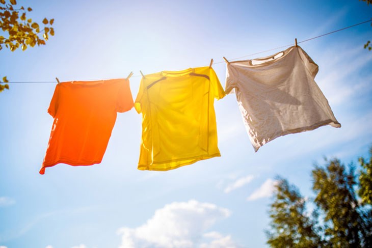 Phơi dưới ánh nắng mặt trời là cách đơn giản để giúp quần áo không bị ẩm ướt và tẩy vết ố đơn giản