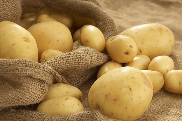 Chỉ cần 1 củ khoan tây luộc chín là bạn có thể tẩy trắng vết ố vàng dễ dàng