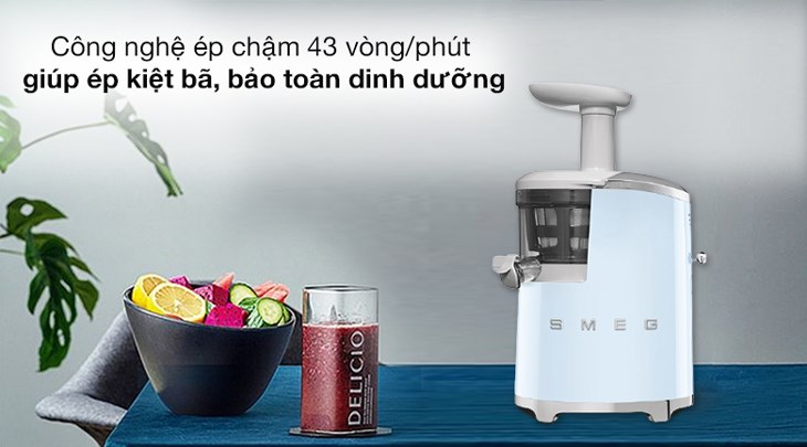 Máy ép chậm Smeg SJF01PBEU (535.43.628) sử dụng công nghệ ép chậm mạnh mẽ với tốc độ 43 vòng/phút, giúp bạn ép kiệt bã các loại trái cây