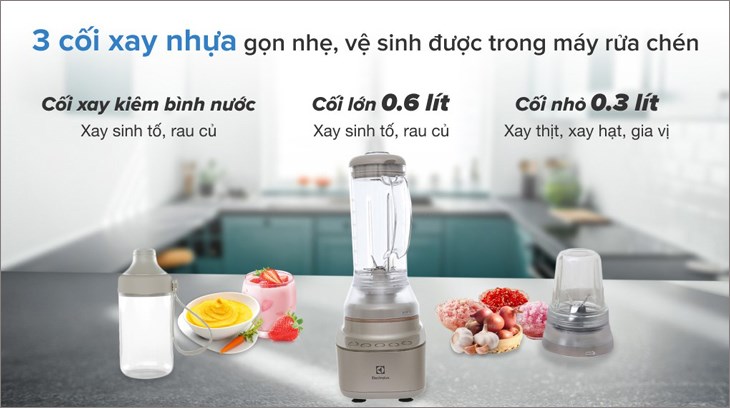 Máy xay sinh tố đa năng Electrolux E7CB1-86SM được trang bị 3 cối nhựa, giúp bạn xay rau củ quả, thực phẩm khô, hạt và ngũ cốc vô cùng tiện lợi