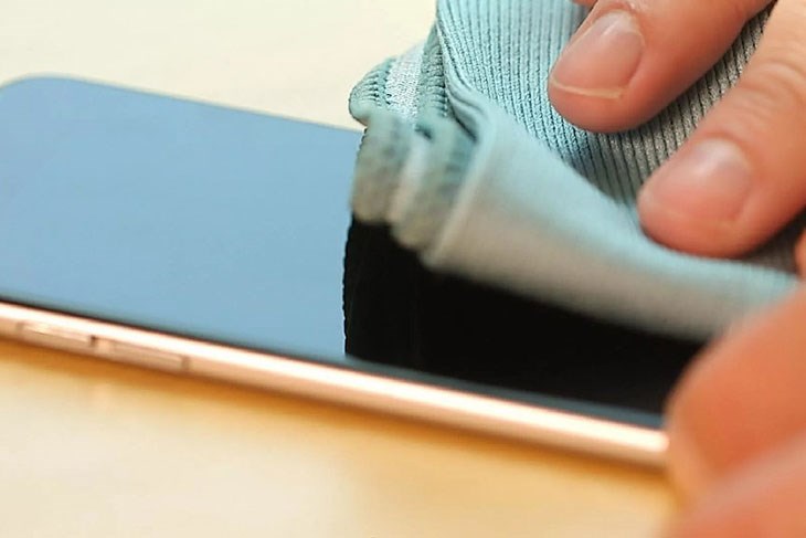 Bạn nên sử dụng khăn bông, tăm bông mềm và chất lượng cao để tránh mảnh bông vụn bị mắc kẹt vào trong điện thoại