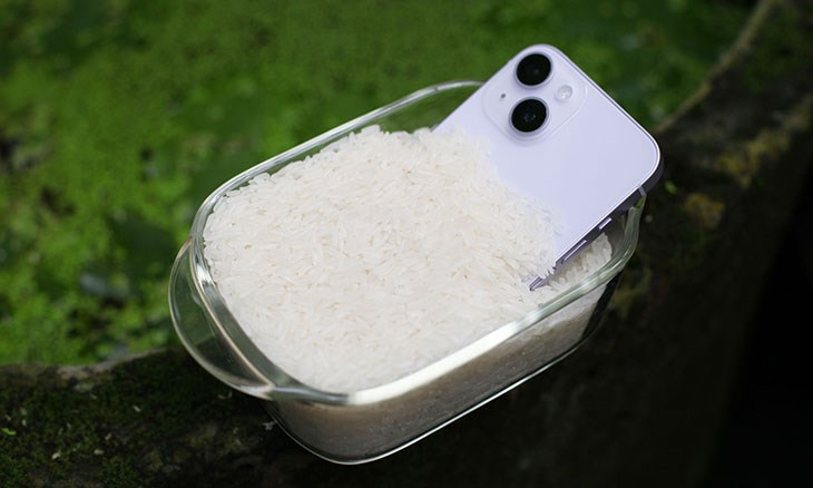 Hút ẩm điện thoại bằng gạo nhưng cần thực hiện cẩn thận để tránh gạo mắc kẹt vào cổng kết nối