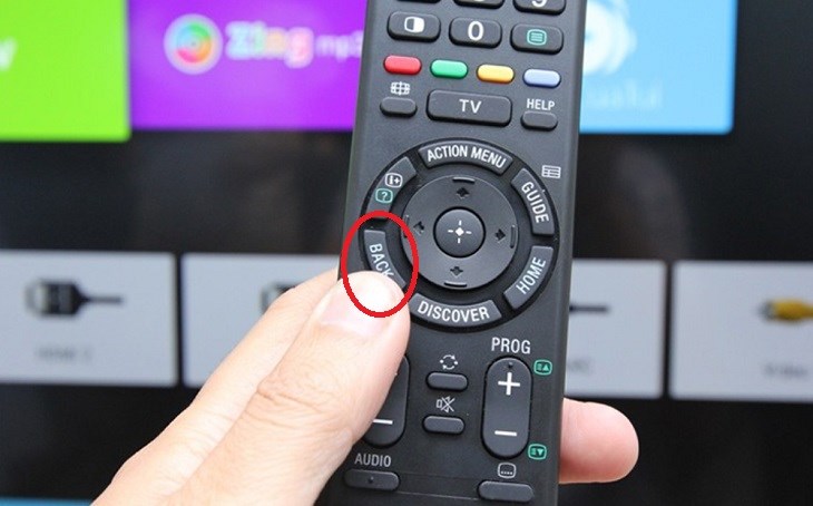 Nhấn nút Back/Exit để đóng hoàn toàn các ứng dụng để không làm ảnh hưởng đến tốc độ xử lý của Smart tivi