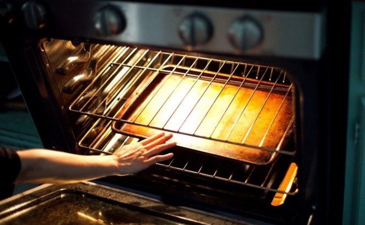 Làm nóng lò trước khi nướng để tránh tình trạng thức ăn chín bên ngoài nhưng còn sống bên trong