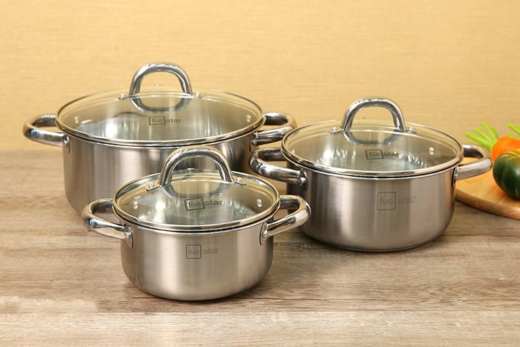 Nhờ sở hữu đáy nhiễm từ, bộ 3 nồi inox 3 đáy nắp kính Fivestar FSB3IN004 có thể dùng trên bếp từ